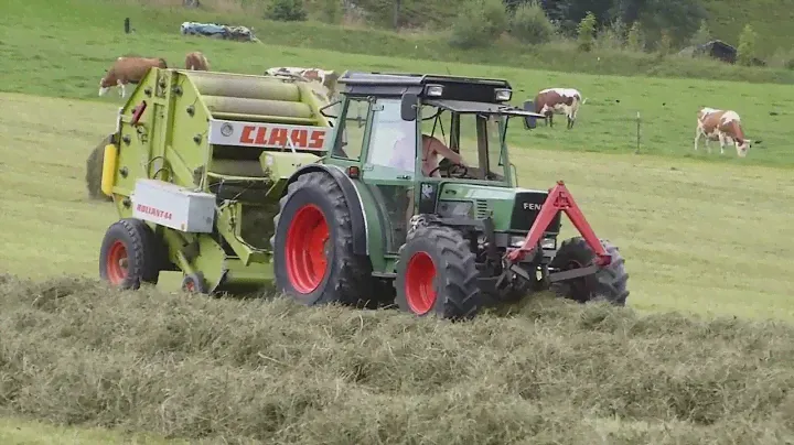 Прессподборщик Claas  Rollant 44 в  работе.