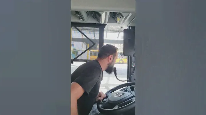 На улице +33 ... открыл люк в Автобусе 😁 #автобус #прикол